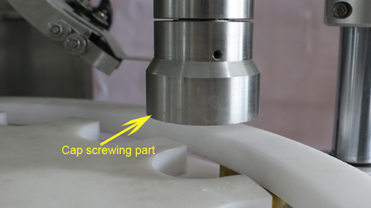 Ml०० मिलि राउन्ड बोतल भरने मेसिन क्याप सीलिंग र स्टार व्हील चालुको साथ