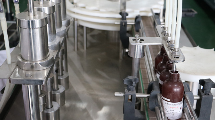 Ml०० मिलि राउन्ड बोतल भरने मेसिन क्याप सीलिंग र स्टार व्हील चालुको साथ